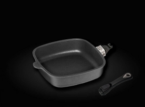 ماهیتابه نچسب مربع دسته بازشو کد E205z با اضلاع ۲۰ در ۲۰ و ارتفاع ۵ سانتی‌متر مناسب پخت فیله مرغ با قابلیت قرار دادن در فر با درجه حرارت نامحدود