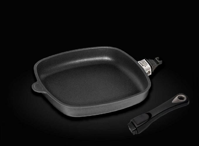 ماهیتابه نچسب مربع دسته بازشو کد E264z با اضلاع ۲۶ در ۲۶ و ارتفاع ۴ سانتی‌متر مناسب پخت خاگینه و پیتزای خانگی با قابلیت قرار دادن در فر با درجه حرارت نامحدود