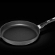 ماهیتابه نچسب دسته ثابت کد ۵۲۶ با قطر ۲۶ و ارتفاع ۵ سانتی‌متر مناسب پخت کو کو با قابلیت قرار دادن در فر تا ۲۴۰ درجه سانتی گراد
