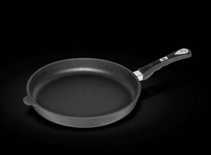 ماهیتابه نچسب دسته ثابت کد ۵۲۶ با قطر ۲۶ و ارتفاع ۵ سانتی‌متر مناسب پخت کو کو با قابلیت قرار دادن در فر تا ۲۴۰ درجه سانتی گراد