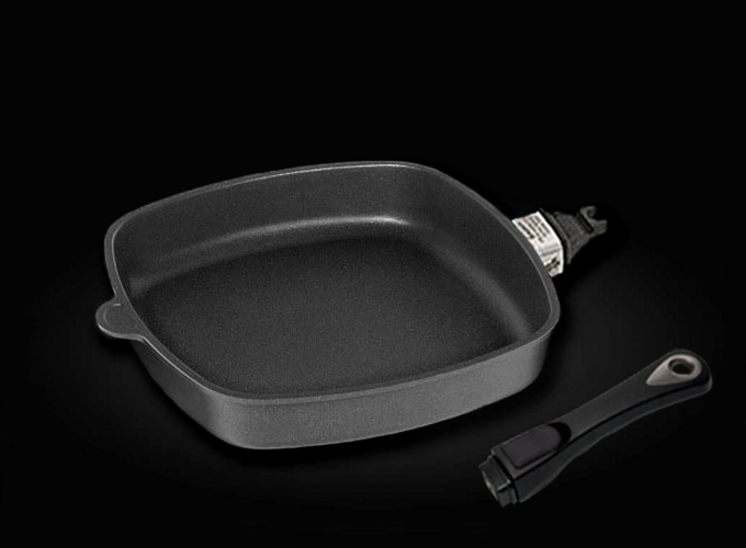 ماهیتابه نچسب مربع دسته بازشو کد E285z با قطر ۲۸ در ۲۸ و ارتفاع ۵ سانتی‌متر مناسب پخت شنسیل مرغ با قابلیت قرار دادن در فر با درجه حرارت نامحدود
