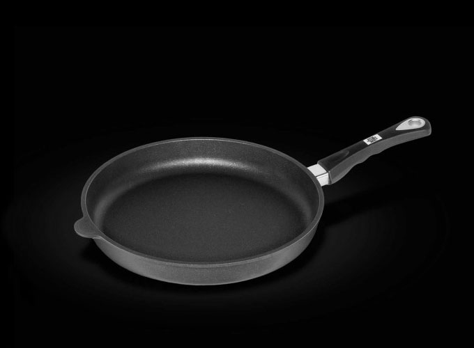 ماهیتابه دسته ثابت کد ۵۲۴ با قطر ۲۴ و ارتفاع ۵ سانتی‌متر مناسب پخت سوسیس و املت ۳ الی ۴ نفر با قابلیت قرار دادن در فر تا ۲۴۰ درجه سانتی گراد